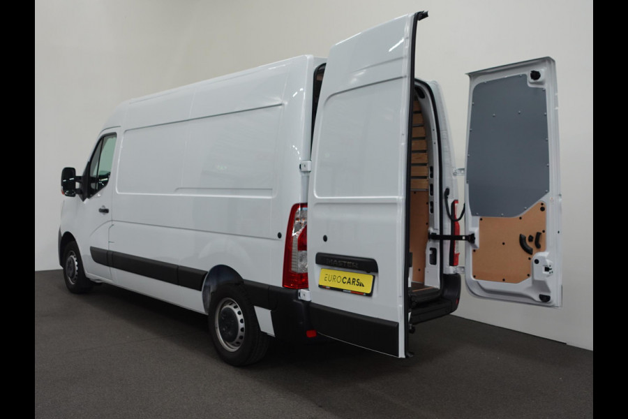 Renault Master T33 2.3 dCi 135 L2H2 BPM VRIJ ! Airco Cruise control Parkeersensoren Navigatie Trekhaak