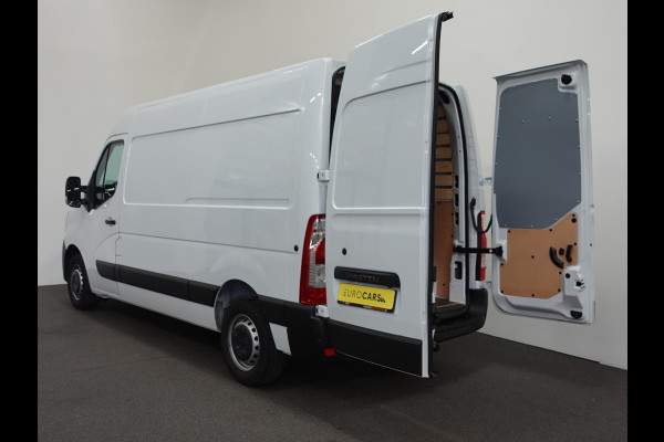Renault Master T33 2.3 dCi 135 L2H2 BPM VRIJ ! Airco Cruise control Parkeersensoren Navigatie Trekhaak