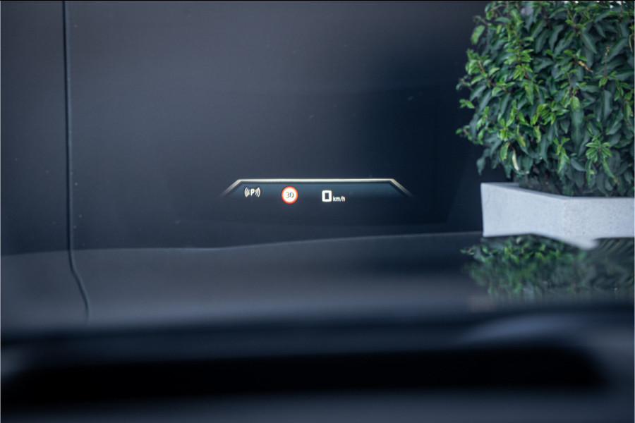 BMW 7 Serie M760e xDrive - M Sport | Sky Lounge | B&W | Massage