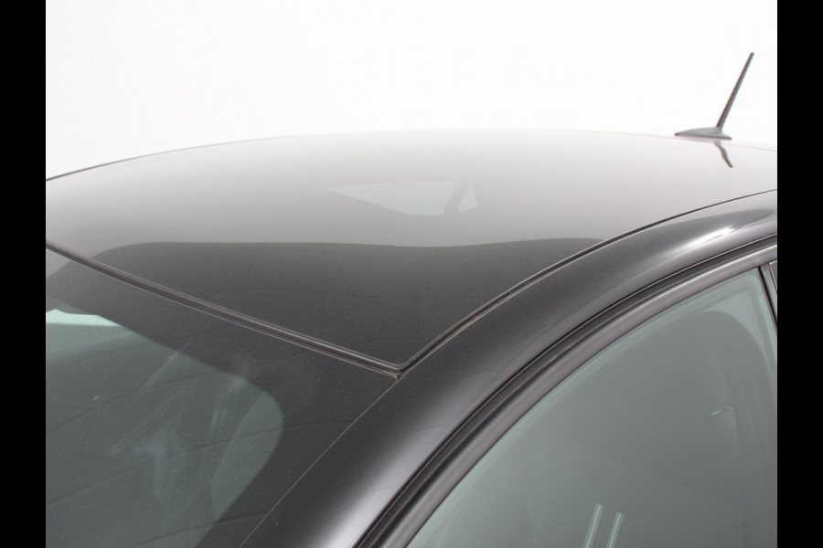 Opel Corsa 1.2 GS Panorama dak Digitale Cockpit Climate Control Dab Camera Parkeersensoren Cruise control LED Verwarmde voorstoelen Stuurwiel verwarmd Navigatie Climate control Apple carplay/ Android Auto Parkeer sensoren voor en achter