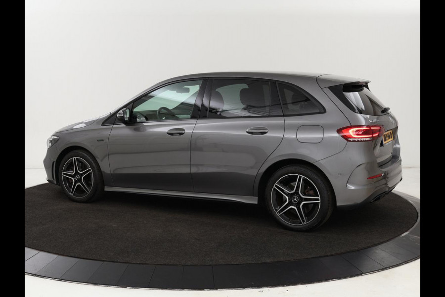Mercedes-Benz B-Klasse 250e AMG Night | Stoelverwarming | Camera | Carplay | Sfeerverlichting | Leder/Alcantara | Full LED | Widescreen