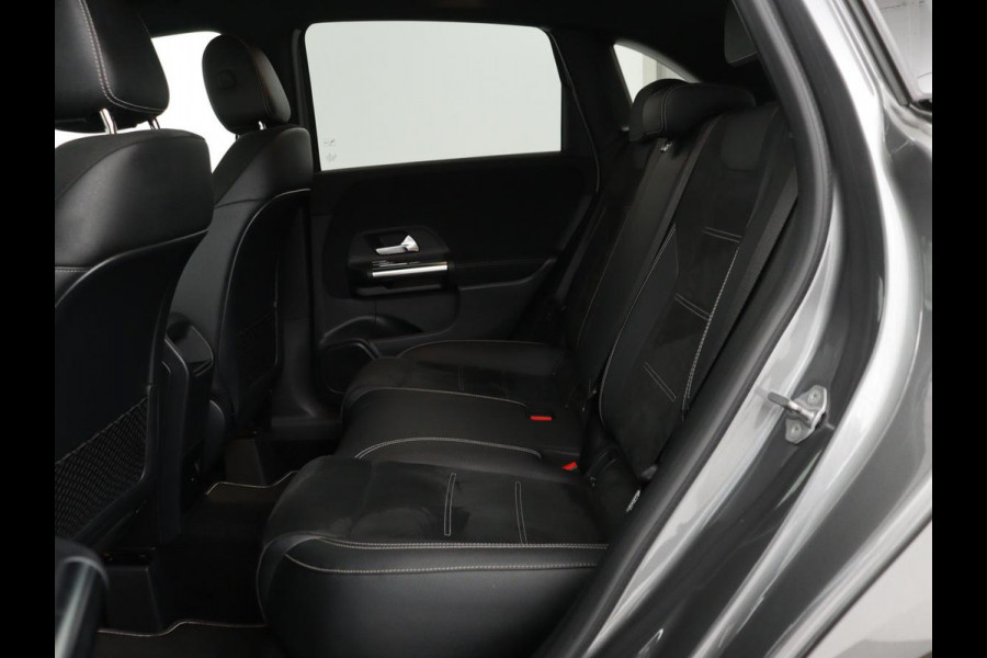 Mercedes-Benz B-Klasse 250e AMG Night | Stoelverwarming | Camera | Carplay | Sfeerverlichting | Leder/Alcantara | Full LED | Widescreen