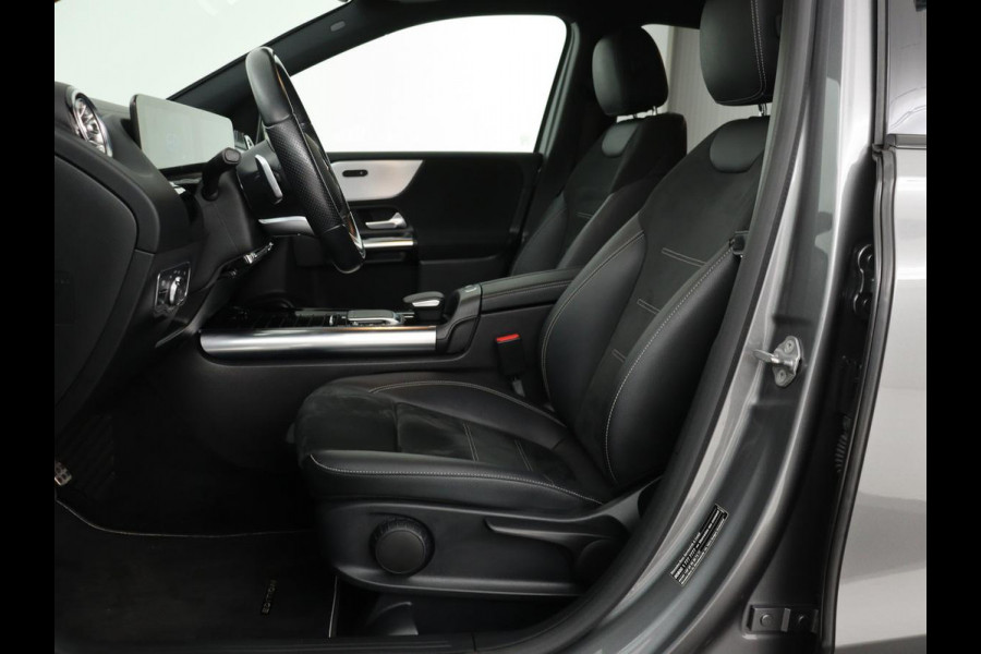 Mercedes-Benz B-Klasse 250e AMG Night | Stoelverwarming | Camera | Carplay | Sfeerverlichting | Leder/Alcantara | Full LED | Widescreen