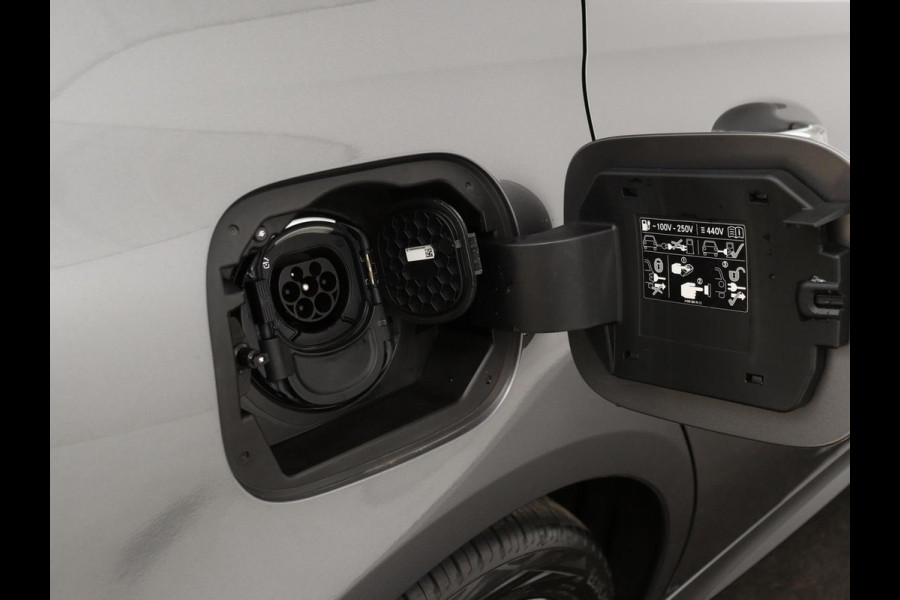Mercedes-Benz B-Klasse 250e AMG Night | Stoelverwarming | Camera | Carplay | Sfeerverlichting | Leder/Alcantara | Full LED | Widescreen