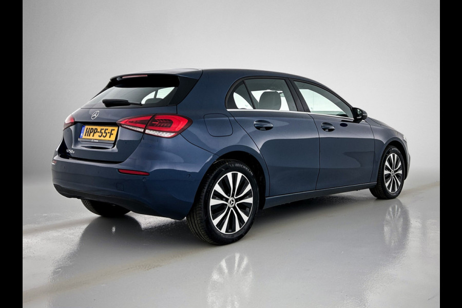Mercedes-Benz A-Klasse 250 e Plug-In Hybride Lichtmetalen velgen | MBUX wide screen | Navigatie \ Parking support met camera achter | Inclusief 24 maanden MB Certified garantie voor Europa.