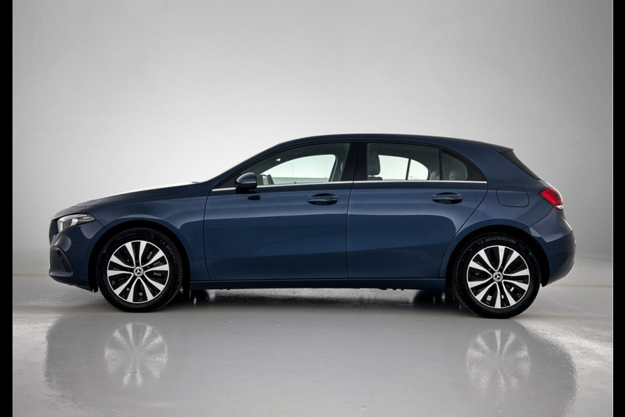 Mercedes-Benz A-Klasse 250 e Plug-In Hybride Lichtmetalen velgen | MBUX wide screen | Navigatie \ Parking support met camera achter | Inclusief 24 maanden MB Certified garantie voor Europa.