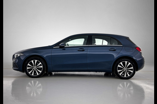 Mercedes-Benz A-Klasse 250 e Plug-In Hybride Lichtmetalen velgen | MBUX wide screen | Navigatie \ Parking support met camera achter | Inclusief 24 maanden MB Certified garantie voor Europa.