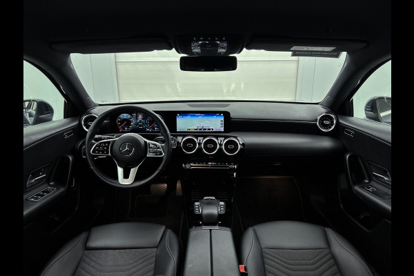 Mercedes-Benz A-Klasse 250 e Plug-In Hybride Lichtmetalen velgen | MBUX wide screen | Navigatie \ Parking support met camera achter | Inclusief 24 maanden MB Certified garantie voor Europa.