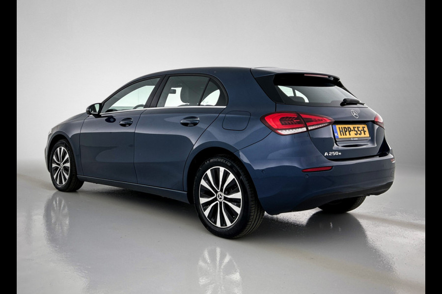 Mercedes-Benz A-Klasse 250 e Plug-In Hybride Lichtmetalen velgen | MBUX wide screen | Navigatie \ Parking support met camera achter | Inclusief 24 maanden MB Certified garantie voor Europa.