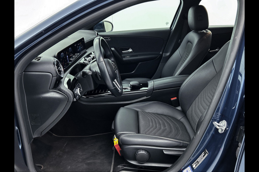 Mercedes-Benz A-Klasse 250 e Plug-In Hybride Lichtmetalen velgen | MBUX wide screen | Navigatie \ Parking support met camera achter | Inclusief 24 maanden MB Certified garantie voor Europa.