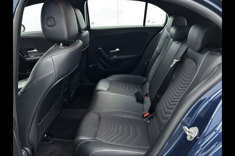 Mercedes-Benz A-Klasse 250 e Plug-In Hybride Lichtmetalen velgen | MBUX wide screen | Navigatie \ Parking support met camera achter | Inclusief 24 maanden MB Certified garantie voor Europa.