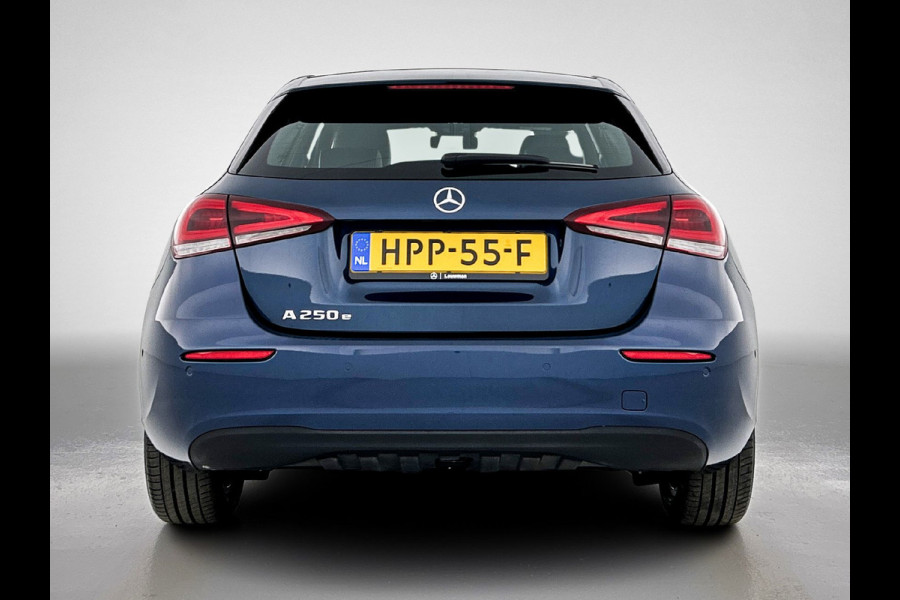 Mercedes-Benz A-Klasse 250 e Plug-In Hybride Lichtmetalen velgen | MBUX wide screen | Navigatie \ Parking support met camera achter | Inclusief 24 maanden MB Certified garantie voor Europa.