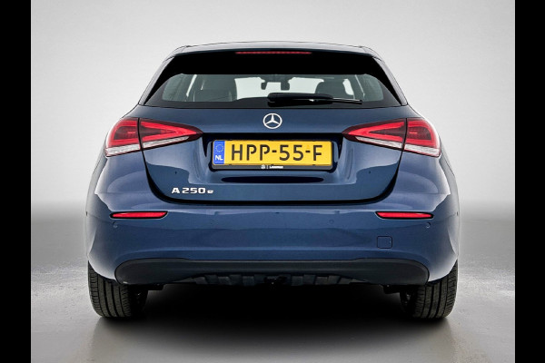 Mercedes-Benz A-Klasse 250 e Plug-In Hybride Lichtmetalen velgen | MBUX wide screen | Navigatie \ Parking support met camera achter | Inclusief 24 maanden MB Certified garantie voor Europa.