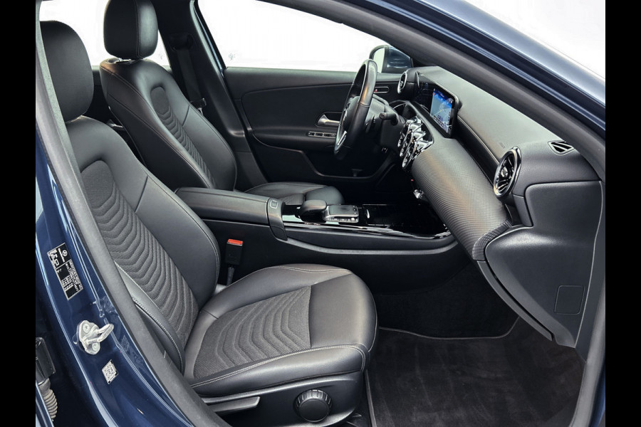 Mercedes-Benz A-Klasse 250 e Plug-In Hybride Lichtmetalen velgen | MBUX wide screen | Navigatie \ Parking support met camera achter | Inclusief 24 maanden MB Certified garantie voor Europa.