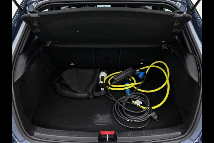 Mercedes-Benz A-Klasse 250 e Plug-In Hybride Lichtmetalen velgen | MBUX wide screen | Navigatie \ Parking support met camera achter | Inclusief 24 maanden MB Certified garantie voor Europa.