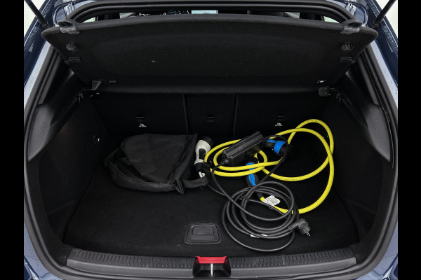 Mercedes-Benz A-Klasse 250 e Plug-In Hybride Lichtmetalen velgen | MBUX wide screen | Navigatie \ Parking support met camera achter | Inclusief 24 maanden MB Certified garantie voor Europa.