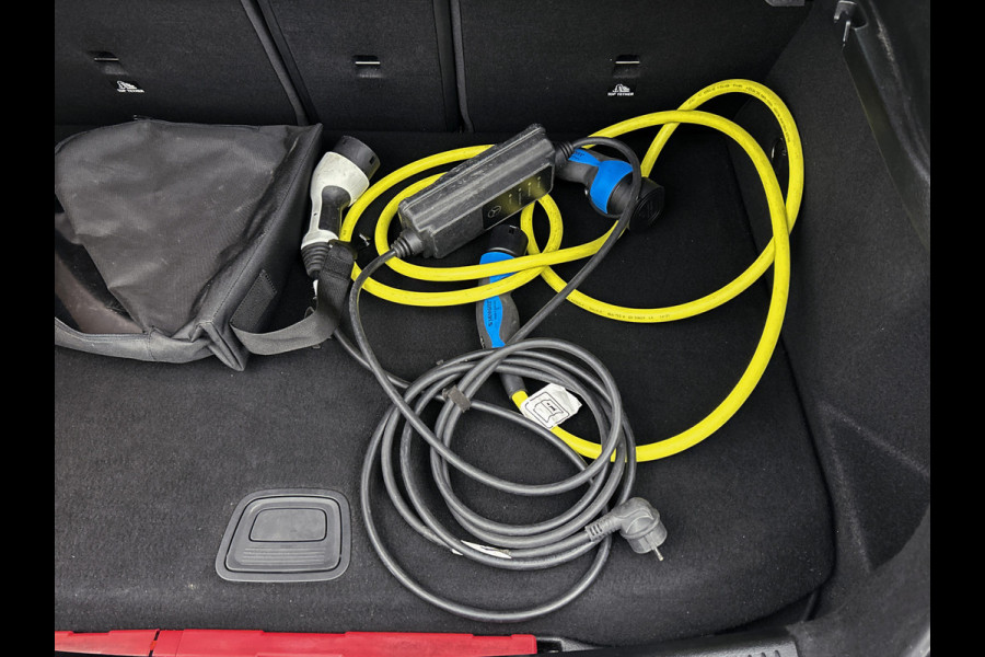 Mercedes-Benz A-Klasse 250 e Plug-In Hybride Lichtmetalen velgen | MBUX wide screen | Navigatie \ Parking support met camera achter | Inclusief 24 maanden MB Certified garantie voor Europa.