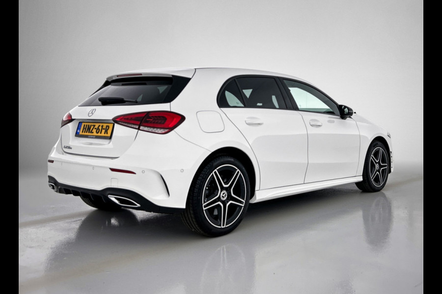 Mercedes-Benz A-Klasse 250 e AMG Plug-In Hybride Auto Show Tilburg | 5 spaaks lichtmetalen velgen | MBUX wide screen | Navigatie | Parking support met camera achter | Inclusief 24 maanden Mercedes-Benz Certified garantie voor Europa.