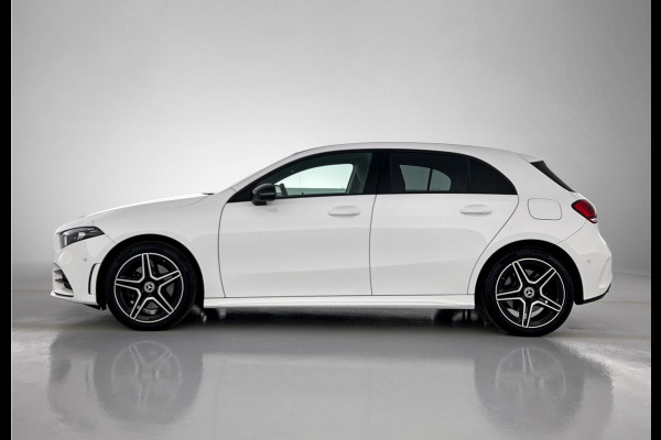 Mercedes-Benz A-Klasse 250 e AMG Plug-In Hybride Auto Show Tilburg | 5 spaaks lichtmetalen velgen | MBUX wide screen | Navigatie | Parking support met camera achter | Inclusief 24 maanden Mercedes-Benz Certified garantie voor Europa.