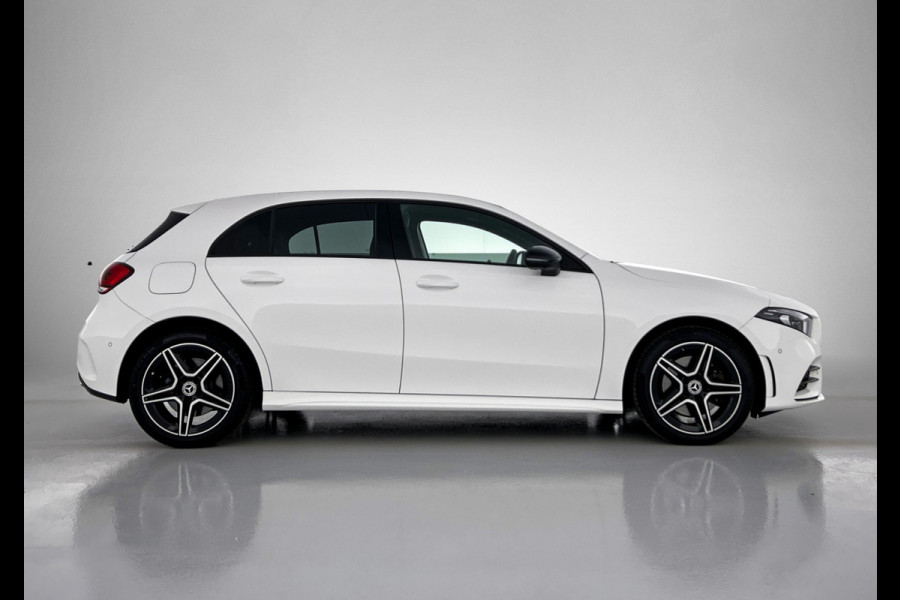 Mercedes-Benz A-Klasse 250 e AMG Plug-In Hybride Auto Show Tilburg | 5 spaaks lichtmetalen velgen | MBUX wide screen | Navigatie | Parking support met camera achter | Inclusief 24 maanden Mercedes-Benz Certified garantie voor Europa.