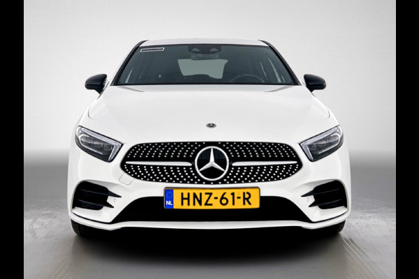 Mercedes-Benz A-Klasse 250 e AMG Plug-In Hybride Auto Show Tilburg | 5 spaaks lichtmetalen velgen | MBUX wide screen | Navigatie | Parking support met camera achter | Inclusief 24 maanden Mercedes-Benz Certified garantie voor Europa.