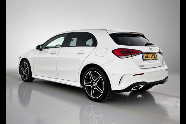 Mercedes-Benz A-Klasse 250 e AMG Plug-In Hybride Auto Show Tilburg | 5 spaaks lichtmetalen velgen | MBUX wide screen | Navigatie | Parking support met camera achter | Inclusief 24 maanden Mercedes-Benz Certified garantie voor Europa.