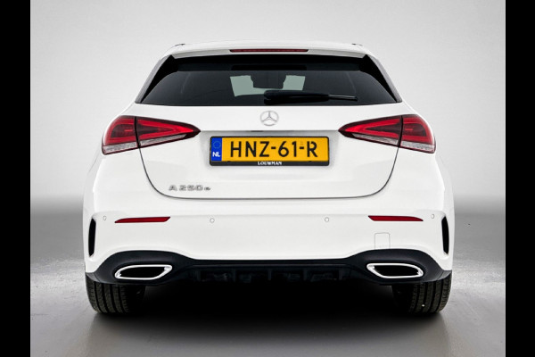 Mercedes-Benz A-Klasse 250 e AMG Plug-In Hybride Auto Show Tilburg | 5 spaaks lichtmetalen velgen | MBUX wide screen | Navigatie | Parking support met camera achter | Inclusief 24 maanden Mercedes-Benz Certified garantie voor Europa.