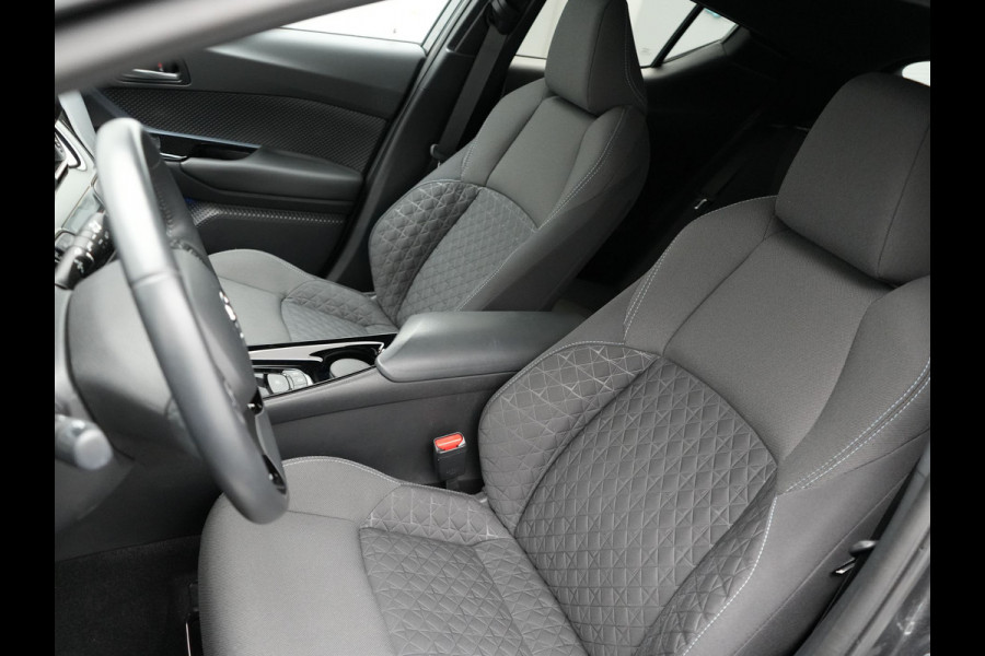 Toyota C-HR 2.0 Hybrid Dynamic 184pk | Dode Hoek | Camera | Carplay | Stoelen/Stuur Verwarming | DAB | Led | Keyless | 18"L.M |
