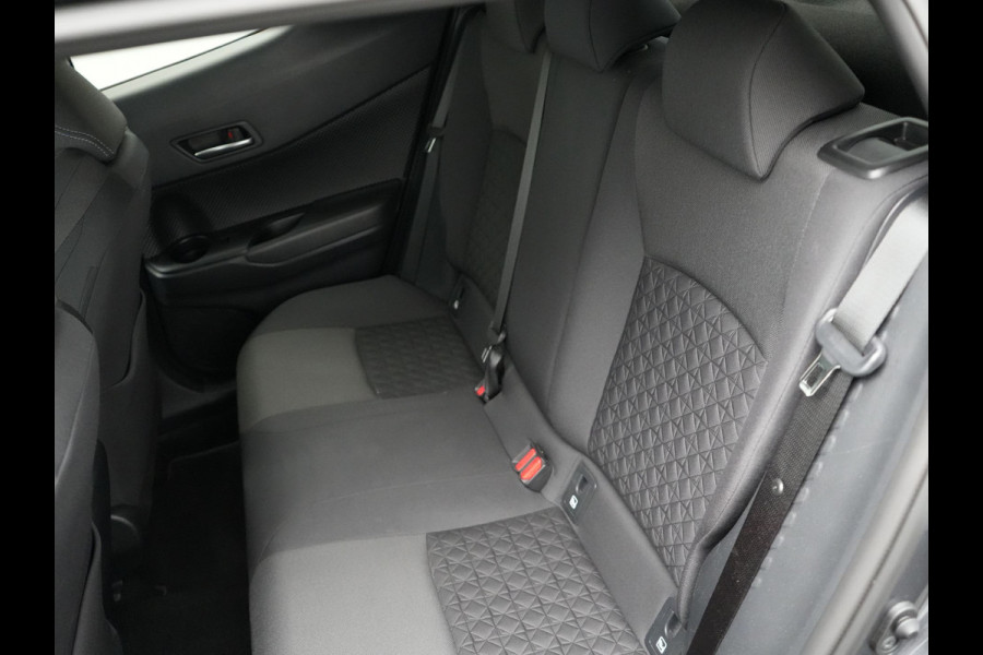 Toyota C-HR 2.0 Hybrid Dynamic 184pk | Dode Hoek | Camera | Carplay | Stoelen/Stuur Verwarming | DAB | Led | Keyless | 18"L.M |