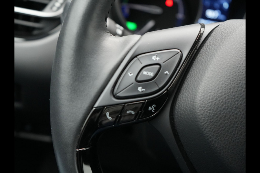 Toyota C-HR 2.0 Hybrid Dynamic 184pk | Dode Hoek | Camera | Carplay | Stoelen/Stuur Verwarming | DAB | Led | Keyless | 18"L.M |