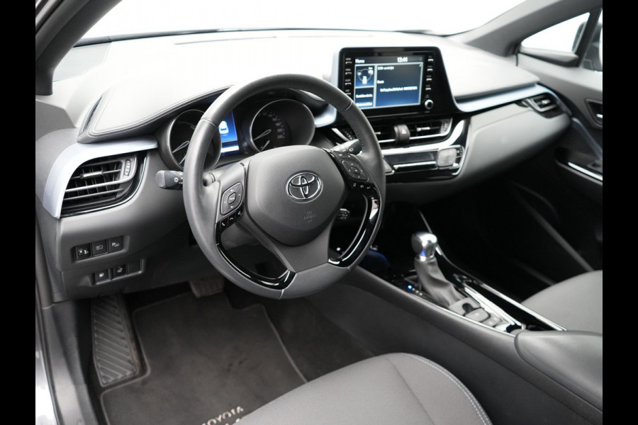 Toyota C-HR 2.0 Hybrid Dynamic 184pk | Dode Hoek | Camera | Carplay | Stoelen/Stuur Verwarming | DAB | Led | Keyless | 18"L.M |