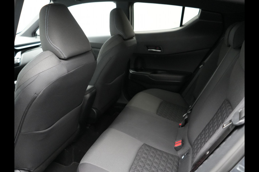 Toyota C-HR 2.0 Hybrid Dynamic 184pk | Dode Hoek | Camera | Carplay | Stoelen/Stuur Verwarming | DAB | Led | Keyless | 18"L.M |