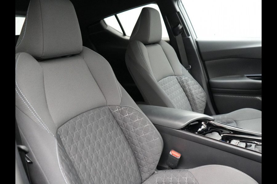 Toyota C-HR 2.0 Hybrid Dynamic 184pk | Dode Hoek | Camera | Carplay | Stoelen/Stuur Verwarming | DAB | Led | Keyless | 18"L.M |