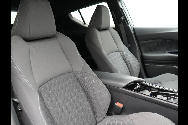 Toyota C-HR 2.0 Hybrid Dynamic 184pk | Dode Hoek | Camera | Carplay | Stoelen/Stuur Verwarming | DAB | Led | Keyless | 18"L.M |