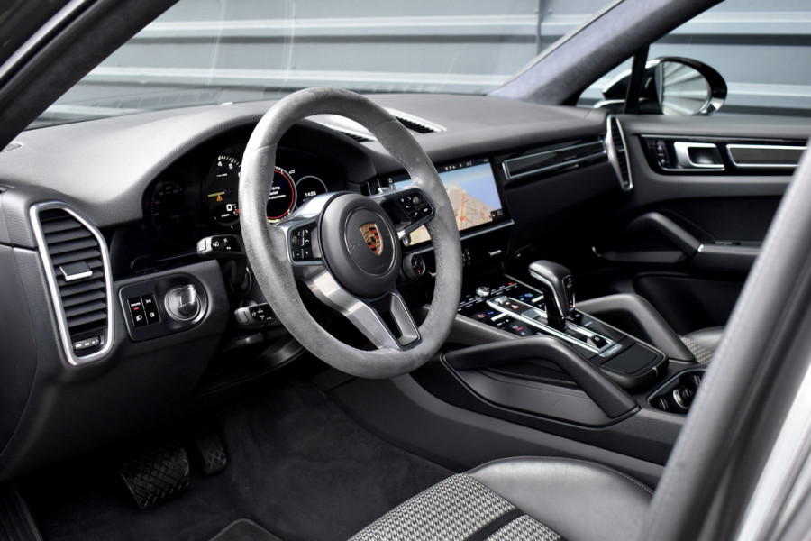 Porsche Cayenne Coupé 3.0 E-Hybrid 462pk Lightweight Package | Carbon Exterieur | Carbon Dak | 22'' GT Design Wielen | Sportuitlaat |