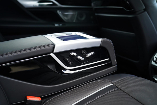 BMW 7 Serie M760Li xDrive High Executive | Massage | TV | Koelbox | HuD | BMW Drive Assisted | 360 cam | Stoelkoeling | Bowers |
