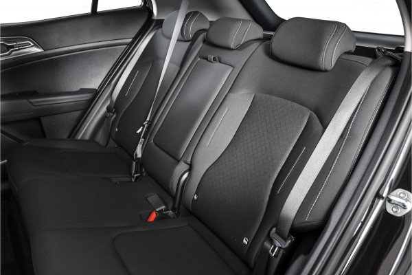 Kia Sportage 1.6 T-GDi MHEV 160 PK DynamicLine - Automaat | Dig. Cockpit | Adapt. Cruise | Stuur-+Stuurverw. | PDC | Camera | NAV + App. Connect | ECC | LM 17" | 2506