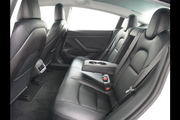 Tesla Model 3 2020 RWD SR+ 60kWh 325PK Lmv 18" AutoPilot Leder PanoDak Adaptive-Cruise Lmv Camera's Elektr.-Stuur+Stoelen+Spiegels+Geheugen+Ea Navi LED Comfortstoelen ACC DAB Keyless en Voorverwarmen interieur via App One-Pedal-Drive Origineel Nederlandse auto tot 11kw laden thuis! Garantie Accu tot 16-3-2028 max 160.000km 1.584kg licht!