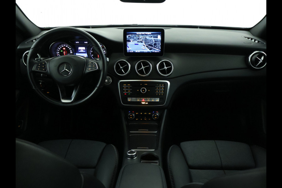 Mercedes-Benz GLA 180 Business Solution Limited | Dual Climate Control | Camera | Parkeersensoren | Navigatie | Stoelverwarming | Inclusief 24 maanden MB Certified garantie voor Europa.