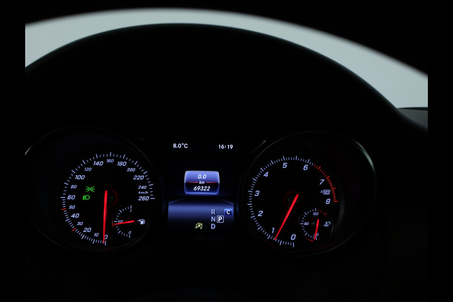 Mercedes-Benz GLA 180 Business Solution Limited | Dual Climate Control | Camera | Parkeersensoren | Navigatie | Stoelverwarming | Inclusief 24 maanden MB Certified garantie voor Europa.