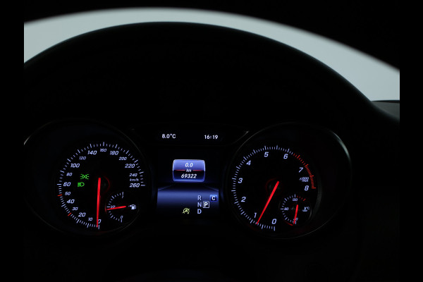Mercedes-Benz GLA 180 Business Solution Limited | Dual Climate Control | Camera | Parkeersensoren | Navigatie | Stoelverwarming | Inclusief 24 maanden MB Certified garantie voor Europa.