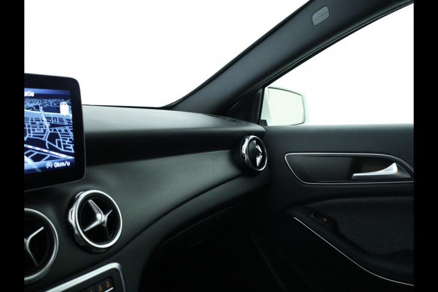 Mercedes-Benz GLA 180 Business Solution Limited | Dual Climate Control | Camera | Parkeersensoren | Navigatie | Stoelverwarming | Inclusief 24 maanden MB Certified garantie voor Europa.