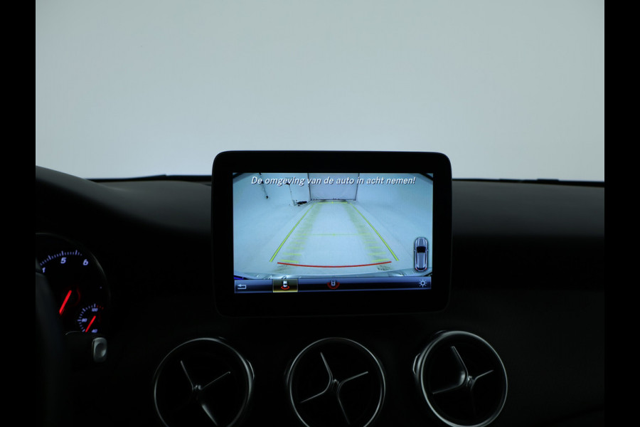 Mercedes-Benz GLA 180 Business Solution Limited | Dual Climate Control | Camera | Parkeersensoren | Navigatie | Stoelverwarming | Inclusief 24 maanden MB Certified garantie voor Europa.