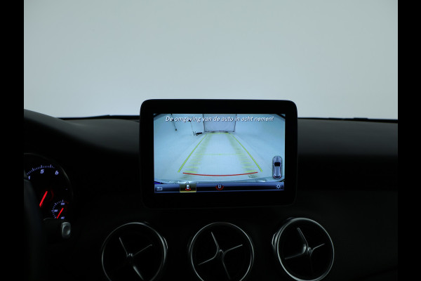 Mercedes-Benz GLA 180 Business Solution Limited | Dual Climate Control | Camera | Parkeersensoren | Navigatie | Stoelverwarming | Inclusief 24 maanden MB Certified garantie voor Europa.