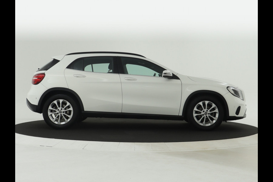 Mercedes-Benz GLA 180 Business Solution Limited | Dual Climate Control | Camera | Parkeersensoren | Navigatie | Stoelverwarming | Inclusief 24 maanden MB Certified garantie voor Europa.