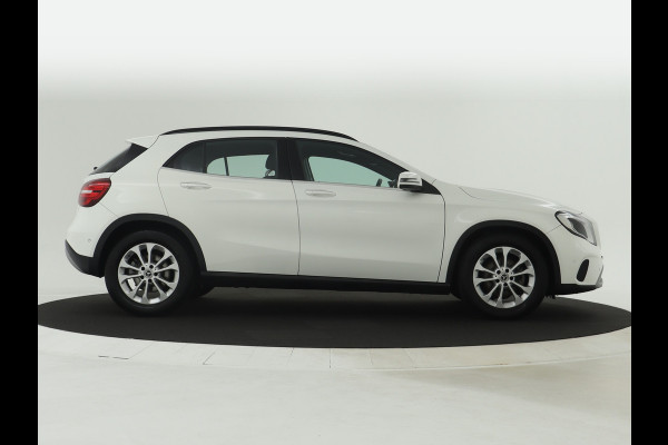 Mercedes-Benz GLA 180 Business Solution Limited | Dual Climate Control | Camera | Parkeersensoren | Navigatie | Stoelverwarming | Inclusief 24 maanden MB Certified garantie voor Europa.