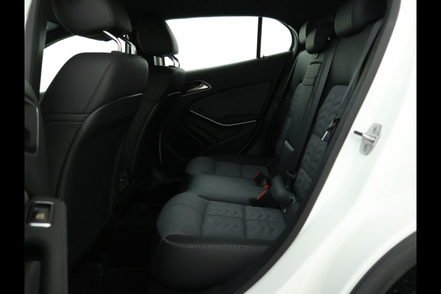Mercedes-Benz GLA 180 Business Solution Limited | Dual Climate Control | Camera | Parkeersensoren | Navigatie | Stoelverwarming | Inclusief 24 maanden MB Certified garantie voor Europa.