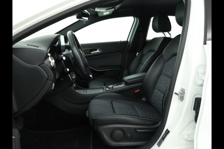 Mercedes-Benz GLA 180 Business Solution Limited | Dual Climate Control | Camera | Parkeersensoren | Navigatie | Stoelverwarming | Inclusief 24 maanden MB Certified garantie voor Europa.