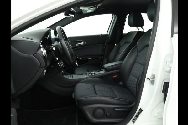 Mercedes-Benz GLA 180 Business Solution Limited | Dual Climate Control | Camera | Parkeersensoren | Navigatie | Stoelverwarming | Inclusief 24 maanden MB Certified garantie voor Europa.