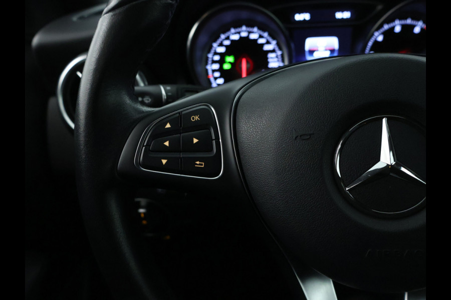 Mercedes-Benz GLA 180 Business Solution Limited | Dual Climate Control | Camera | Parkeersensoren | Navigatie | Stoelverwarming | Inclusief 24 maanden MB Certified garantie voor Europa.